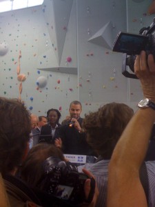 Tony Parker 009 Tony Parker, parrain des deux nouveaux gymnases, avec Rama Yade, Ministre des Sports