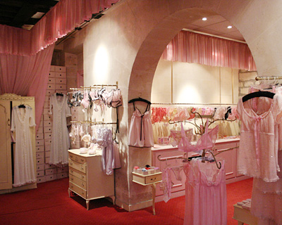 4-fifi-chachnil La boutique de la rue Rousseau - l'idéal féminin par en dessous